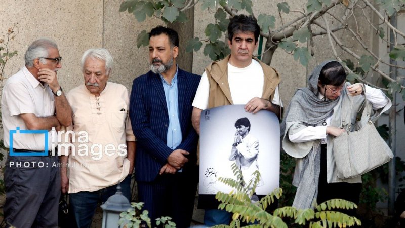 هنرمندان در تشییع پیکر ناصر تقوایی؛ همه سفید پوش بودند + تصاویر