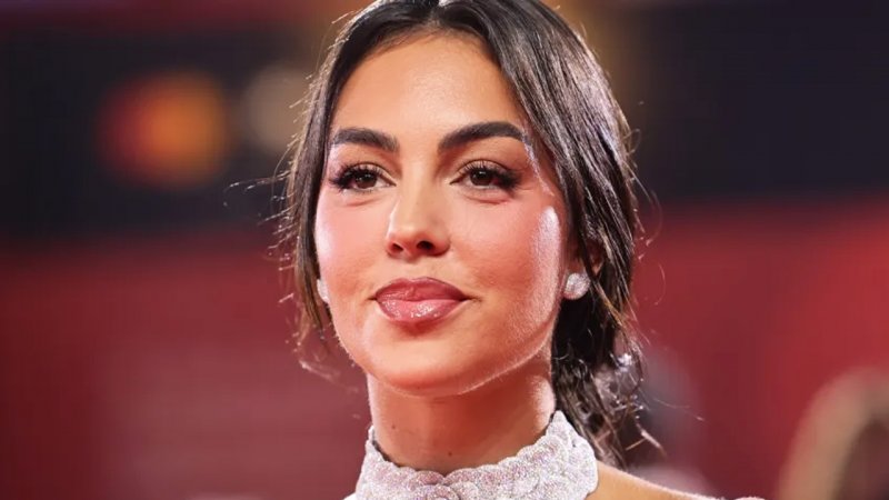 جورجینا با روسری و مانتو در هفته مد ریاض ۲۰۲۵ + عکس