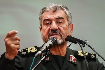 عزیز جعفری:  از سال ۷۰ میدانستیم با اسرائیل به جنگ میرسیم/ روسها به موشک و پهپادهای ما نیاز دارند