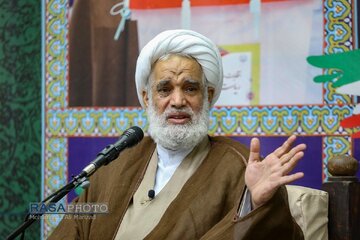 عضو مجلس خبرگان رهبری: کسانی که کشف حجاب میکنند از پشت پرده این جریان خبر ندارند