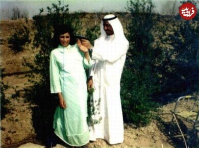 عکس/ صدام ۲۵ ساله در حال نشانه رفتن اسلحه به سمت نامزدش، ساجده