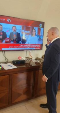 عکس | نتانیاهو در حال نظارت بر فرایند تبادل اسرا