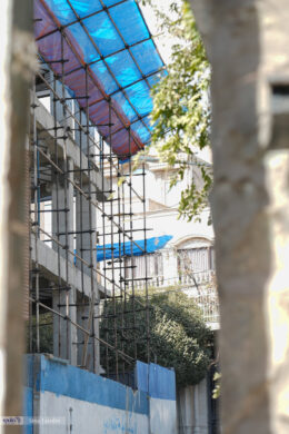 سایهی ساختمان بلند بر خانهی «سیمین و جلال»؛ تهدیدی برای میراث فرهنگی؟ + عکس