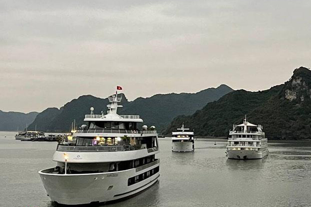 کشتی های کروز در خلیج هالونگ ویتنام