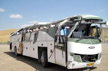 برخورد کامیون با اتوبوس مدرسه؛ ۲۱ دانشآموز زخمی شدند