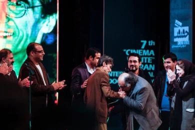 بوسه داریوش ارجمند بر دستان ناصر تقوایی