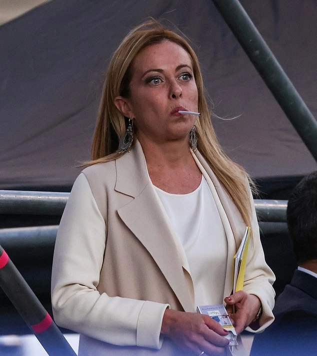 علاقه جورجیا ملونی به سیگار