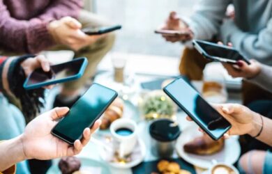 فوبیای تلفن؛ چرا نسل Z از پاسخ دادن به تماسها اجتناب میکنند؟