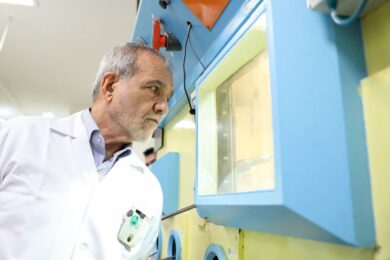 پزشکیان با ظاهری متفاوت در سازمان انرژی اتمی + عکس