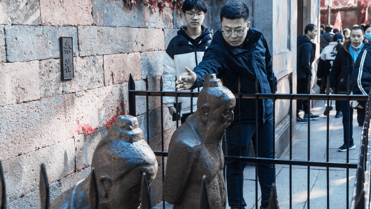 دو مجسمه منفور در چین که هر روز از هزاران نفر کتک میخورند