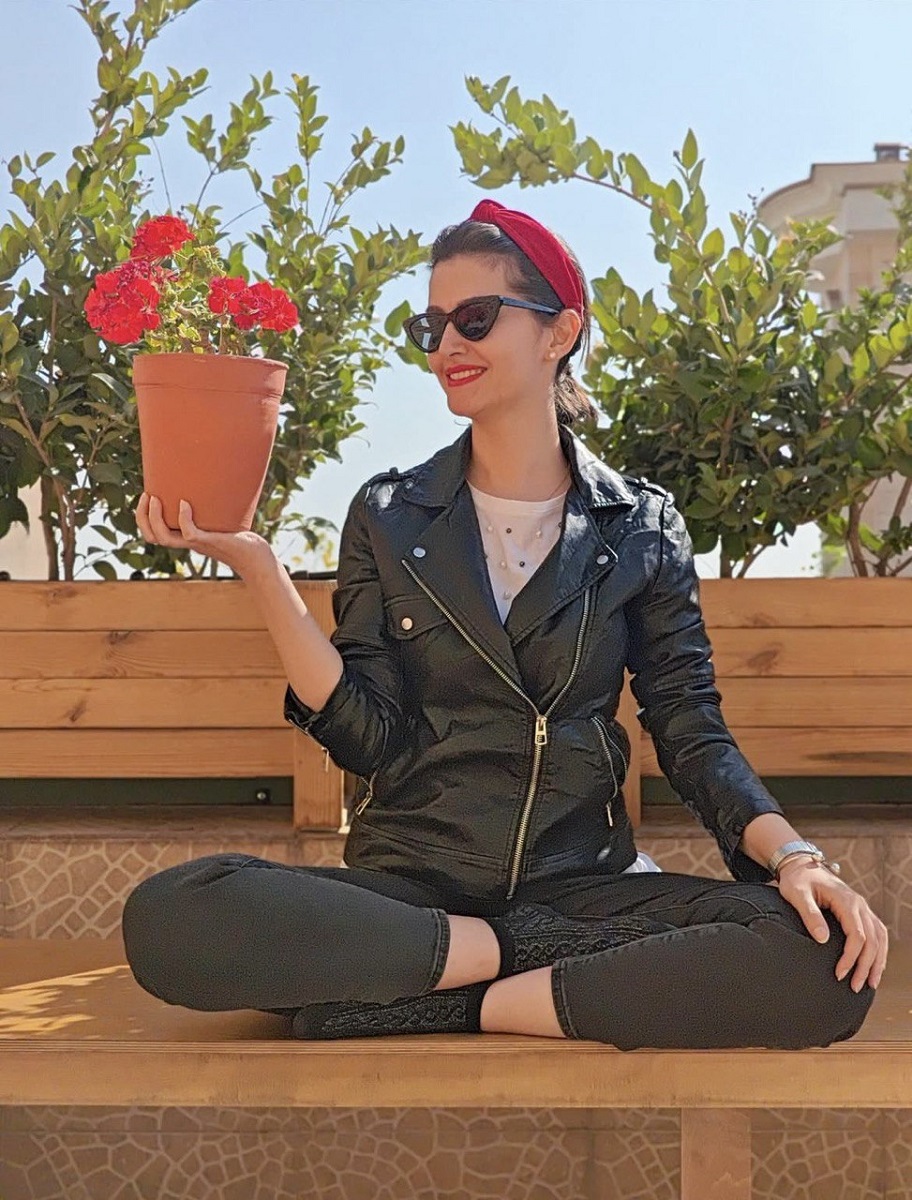 یوگای پردیس احمدیه با کت چرم 1