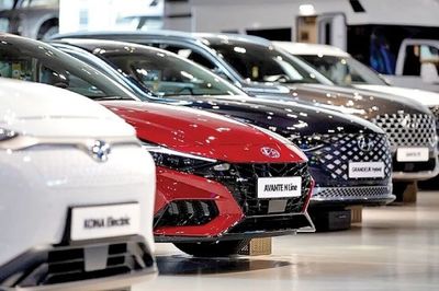 اثر افزایش قیمت دلار در بازار خودرو | پورحسنی: خریداران بسیار محتاط شدهاند | نوسانات ارزی فروکش کند قیمت خودرو پایین میآید