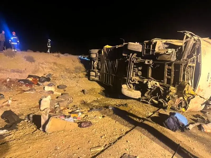 واژگونی اتوبوس در نزدیکی نطنز ۱۳ کشته برجا گذاشت