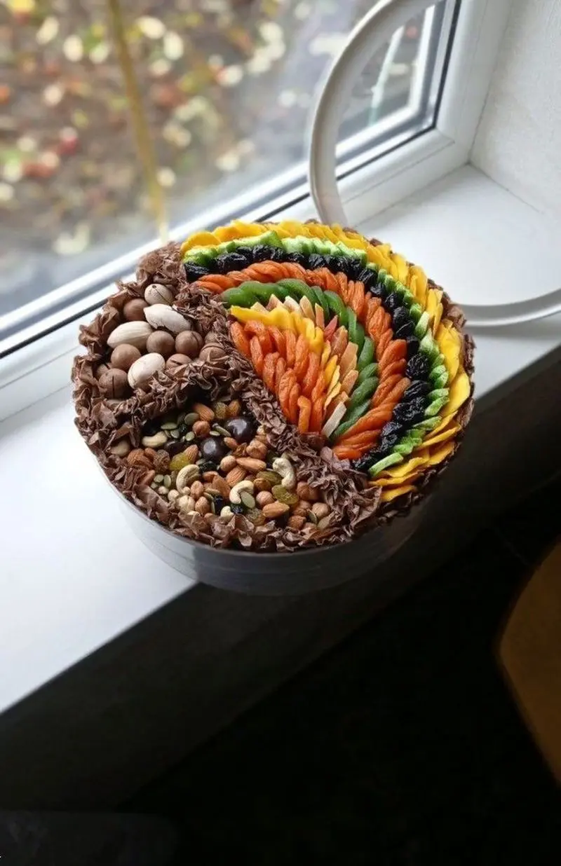 چیدمان اجیل شب یلدا | چیدمان اجیل شب یلدا ۱۴۰۴ برای عروس و مهمانی با ایده های خلاقانه و بی نظیر که سفره یلداتو شیک میکنه!