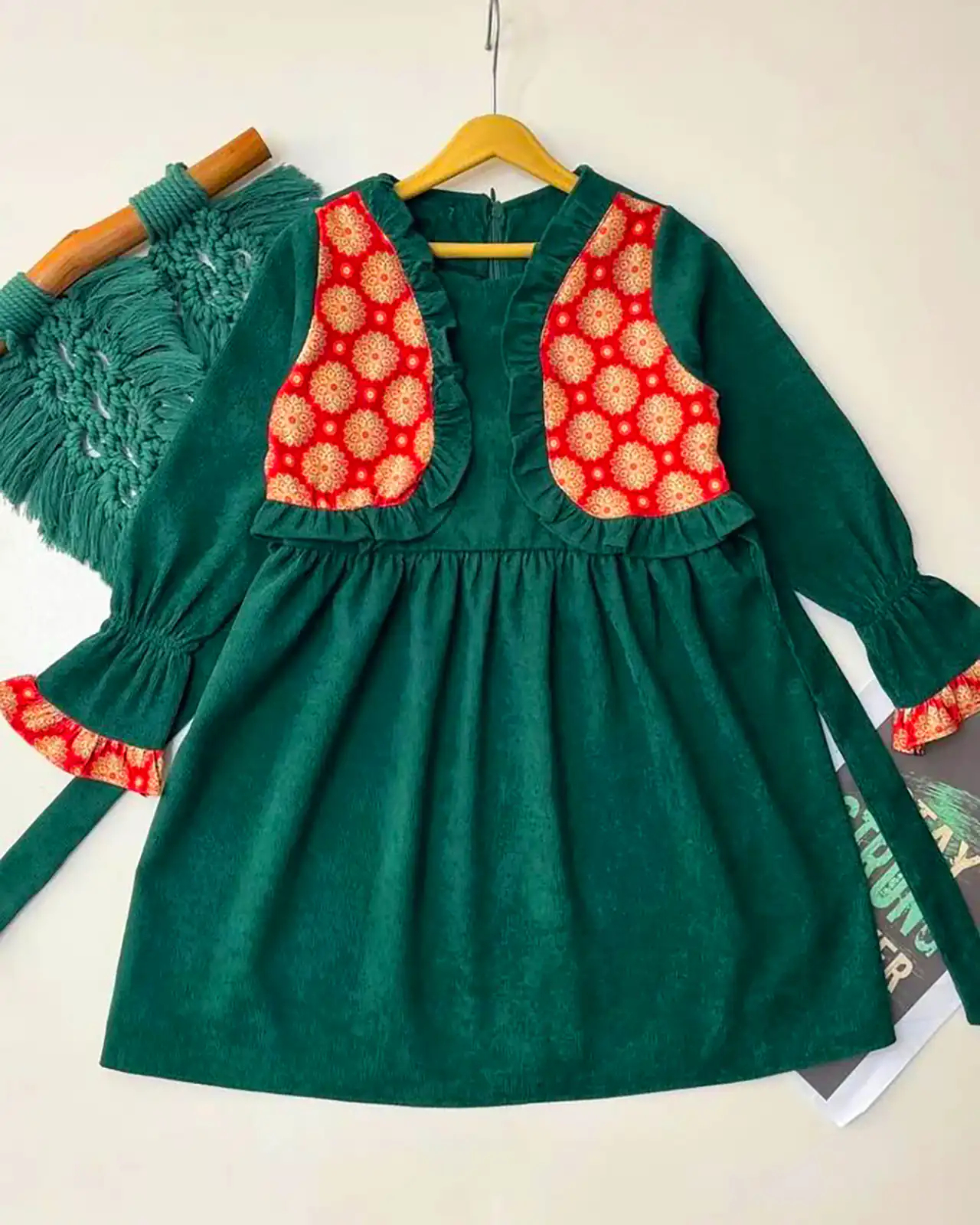 پیراهن مخمل سبز بچگانه