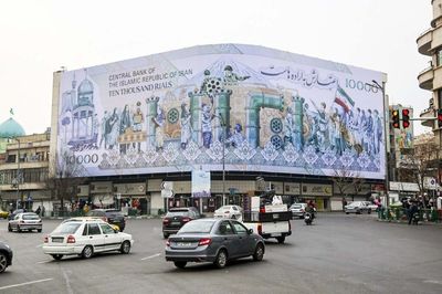 شوکهای پیدرپی قیمت دلار و طلا به معیشت مردم | گرفتار شدن میان دو تصمیم؛ «بخریم یا نخریم» | طمعِ بازارها در برابر ترسِ مردم