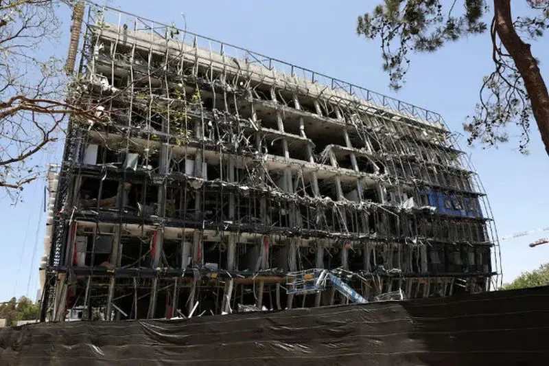 ساختمان درحال ساخت شیمی موسسه وایزمن که هدف یک موشک بالستیک قرار گرفته است؛ محل برخورد موشک در تصویر قابل تشخیص است