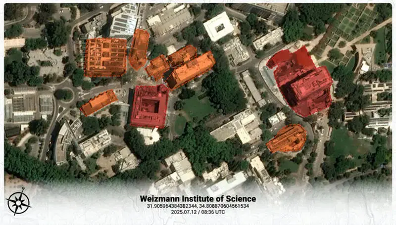 دو ساختمان در محوطه موسسه وایزمن که به‌طور مستقیم هدف دو موشک بالستیک ایران قرار گرفته است (قرمز) که در اثر آن موج انفجار سبب وارد آمدن خساراتی در سطوح مختلف به ساختمان‌های مجاور شده است (نارنجی).