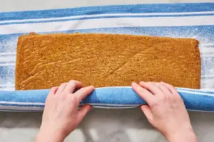 رول کردن کیک اسفنجی رولت با دستمال آشپزخانه
