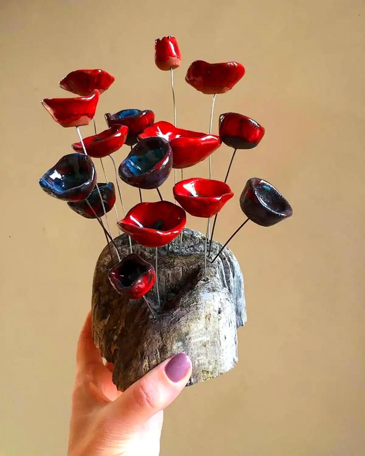 دکوری گل لاله سرامیکی قرمز