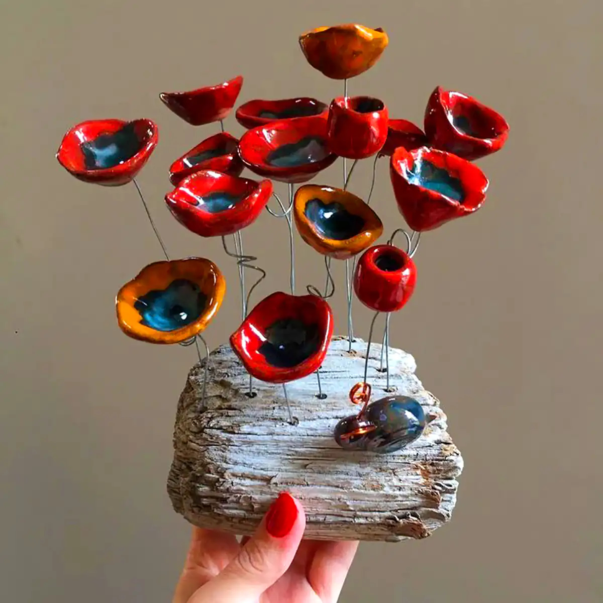 دکوری گل لاله سرامیکی قرمز