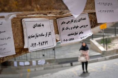 چرا جوان ایرانی با وجود 2 شغل، درحال فقیرتر شدن است؟ | کار میکنیم که زنده بمانیم | «نسل معلق» شغل دارد اما امید نه!