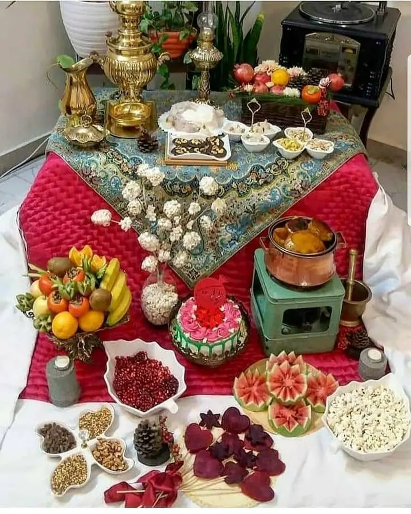 ایده چیدن میز شب یلدا | ۳۰ ایده چیدن میز شب یلدا شیک و عروسپسند ترند ۱۴۰۴ با چیدمانی باکلاس و خیرهکننده!