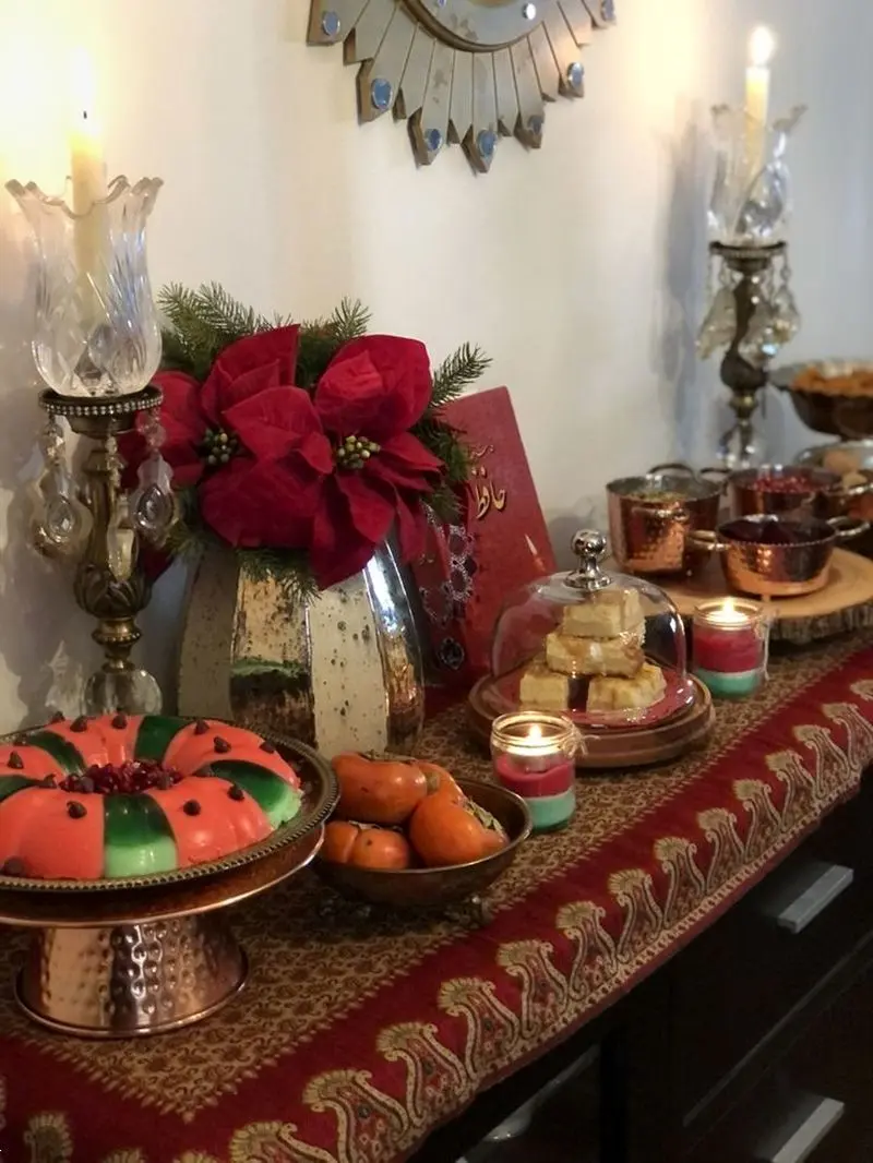 ایده چیدن میز شب یلدا | ۳۰ ایده چیدن میز شب یلدا شیک و عروسپسند ترند ۱۴۰۴ با چیدمانی باکلاس و خیرهکننده!