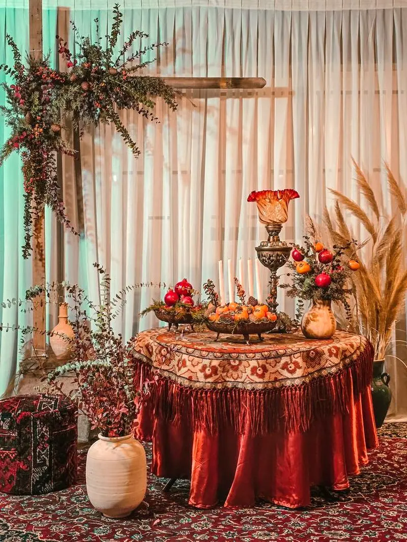 ایده چیدن میز شب یلدا | ۳۰ ایده چیدن میز شب یلدا شیک و عروسپسند ترند ۱۴۰۴ با چیدمانی باکلاس و خیرهکننده!