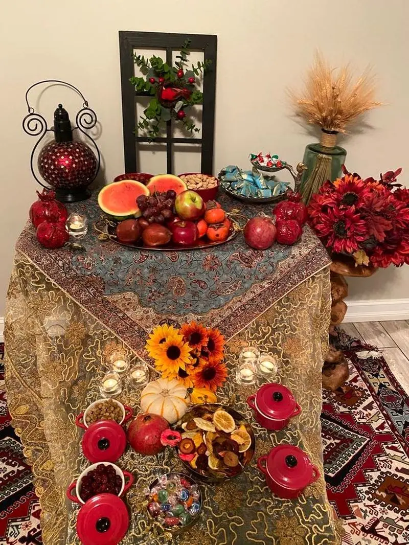 ایده چیدن میز شب یلدا | ۳۰ ایده چیدن میز شب یلدا شیک و عروسپسند ترند ۱۴۰۴ با چیدمانی باکلاس و خیرهکننده!