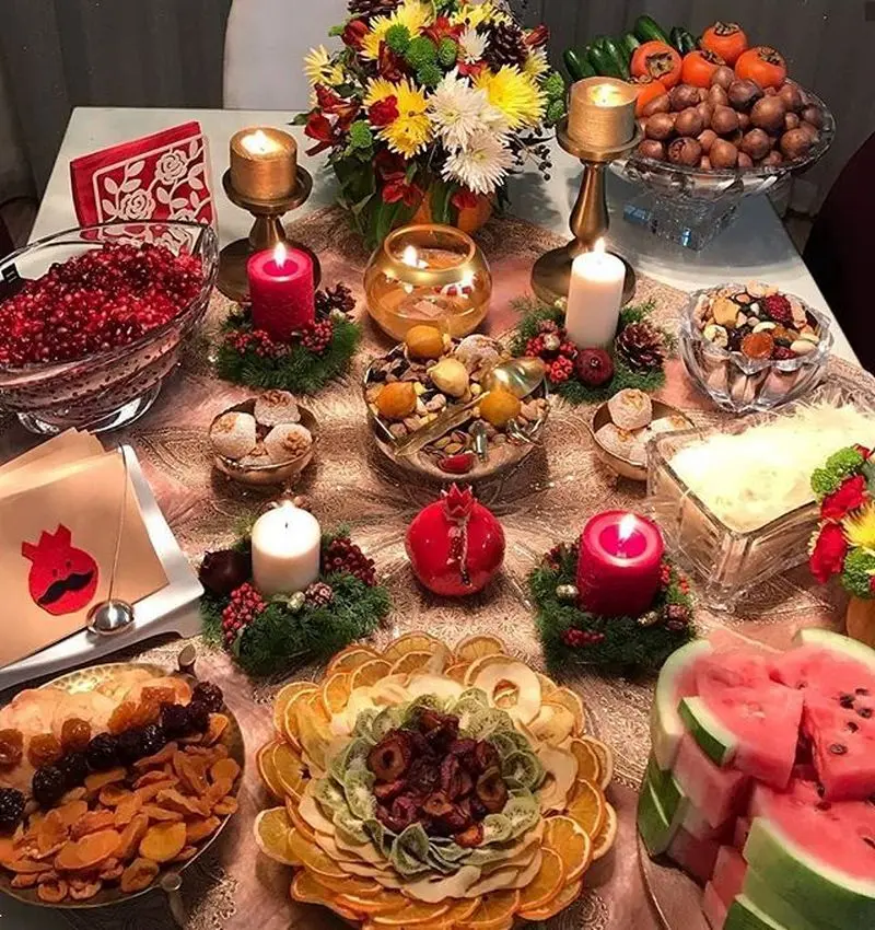 ایده چیدن میز شب یلدا | ۳۰ ایده چیدن میز شب یلدا شیک و عروسپسند ترند ۱۴۰۴ با چیدمانی باکلاس و خیرهکننده!