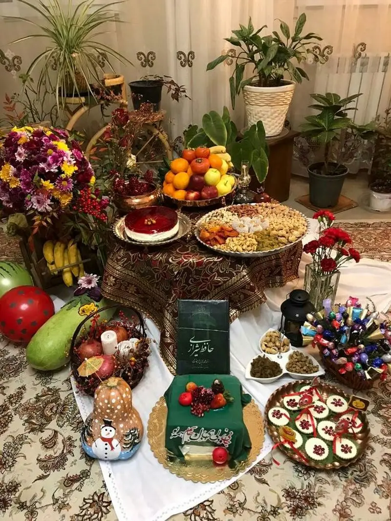 ایده چیدن میز شب یلدا | ۳۰ ایده چیدن میز شب یلدا شیک و عروسپسند ترند ۱۴۰۴ با چیدمانی باکلاس و خیرهکننده!