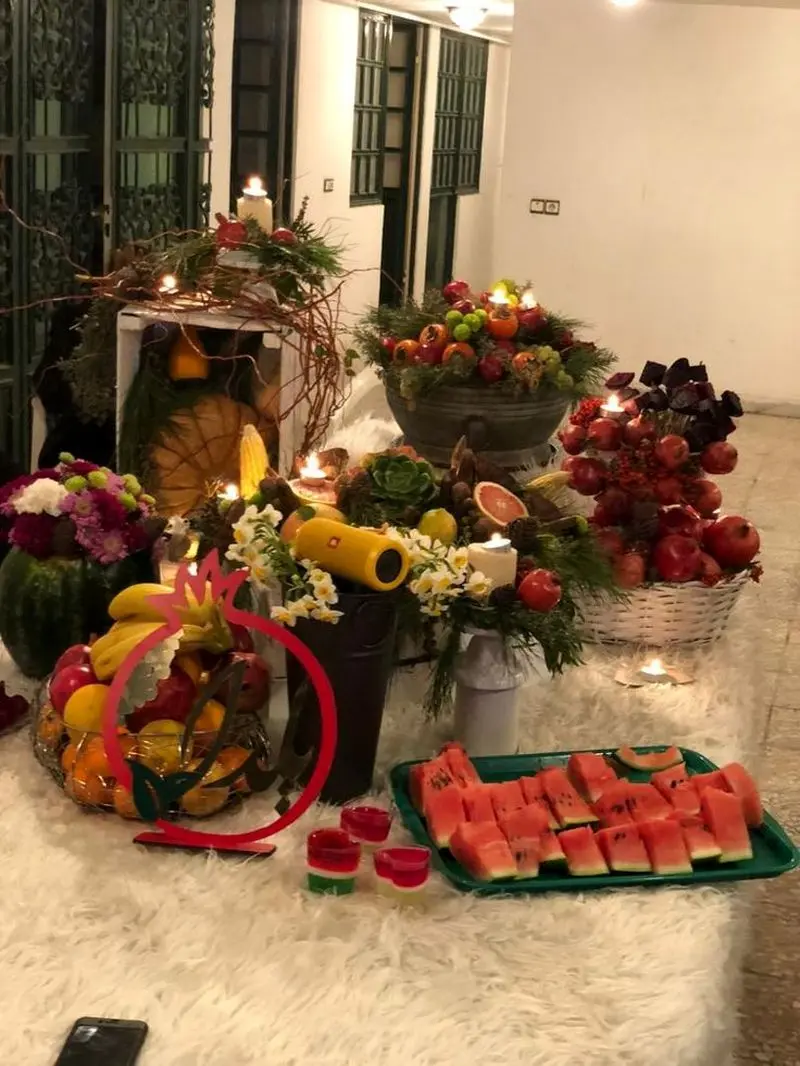 ایده چیدن میز شب یلدا | ۳۰ ایده چیدن میز شب یلدا شیک و عروسپسند ترند ۱۴۰۴ با چیدمانی باکلاس و خیرهکننده!