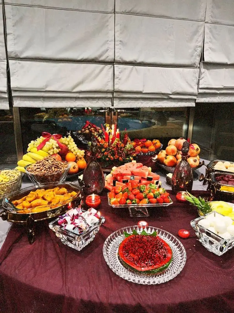 ایده چیدن میز شب یلدا | ۳۰ ایده چیدن میز شب یلدا شیک و عروسپسند ترند ۱۴۰۴ با چیدمانی باکلاس و خیرهکننده!