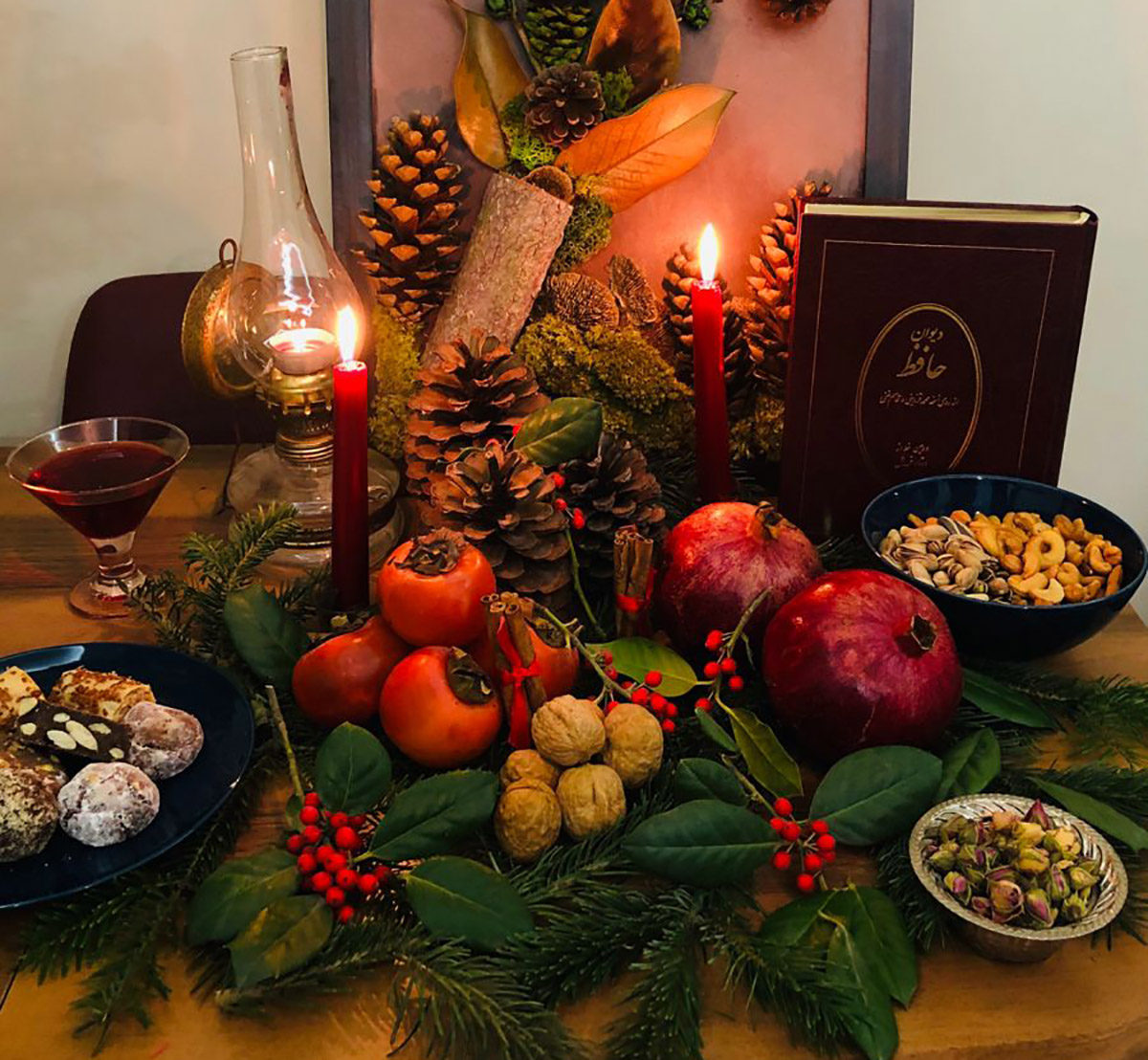 چیدمان میز یلدا با ظروف چوبی