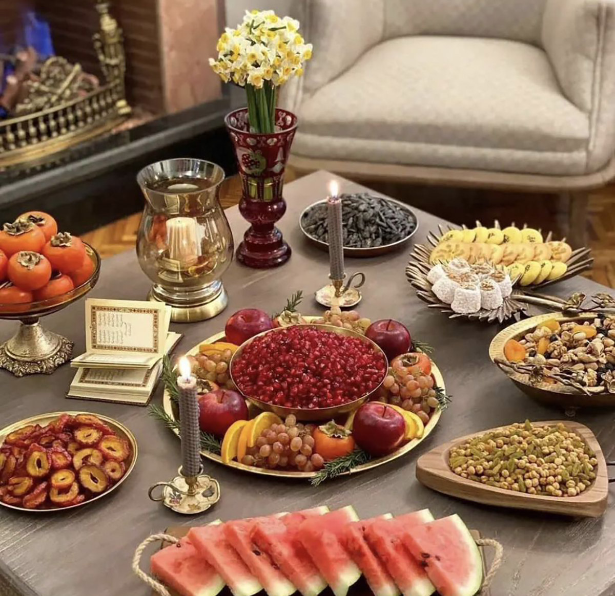 چیدمان میز یلدا با ظروف چوبی