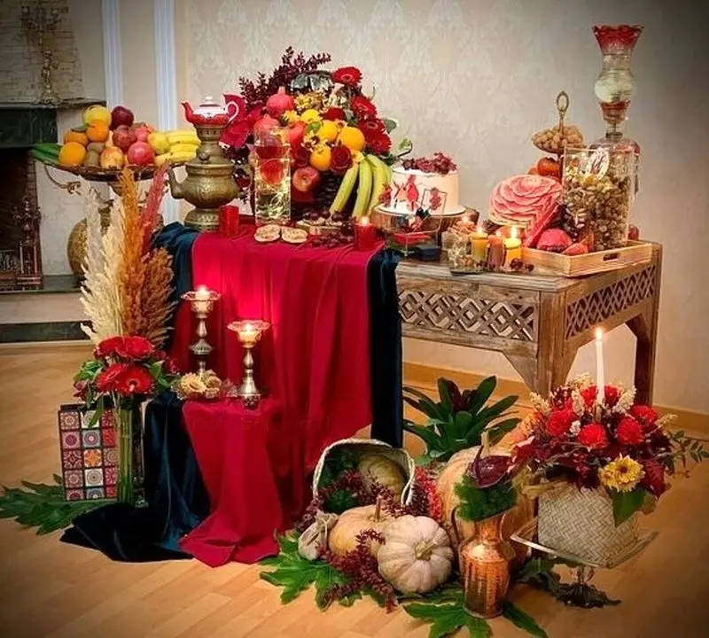 تازه‌عروس‌ها بخوانند: شیک‌ترین مدل دیزاین سفره یلدا + منوی کامل شام برای درخشیدن در اولین یلدای مشترک