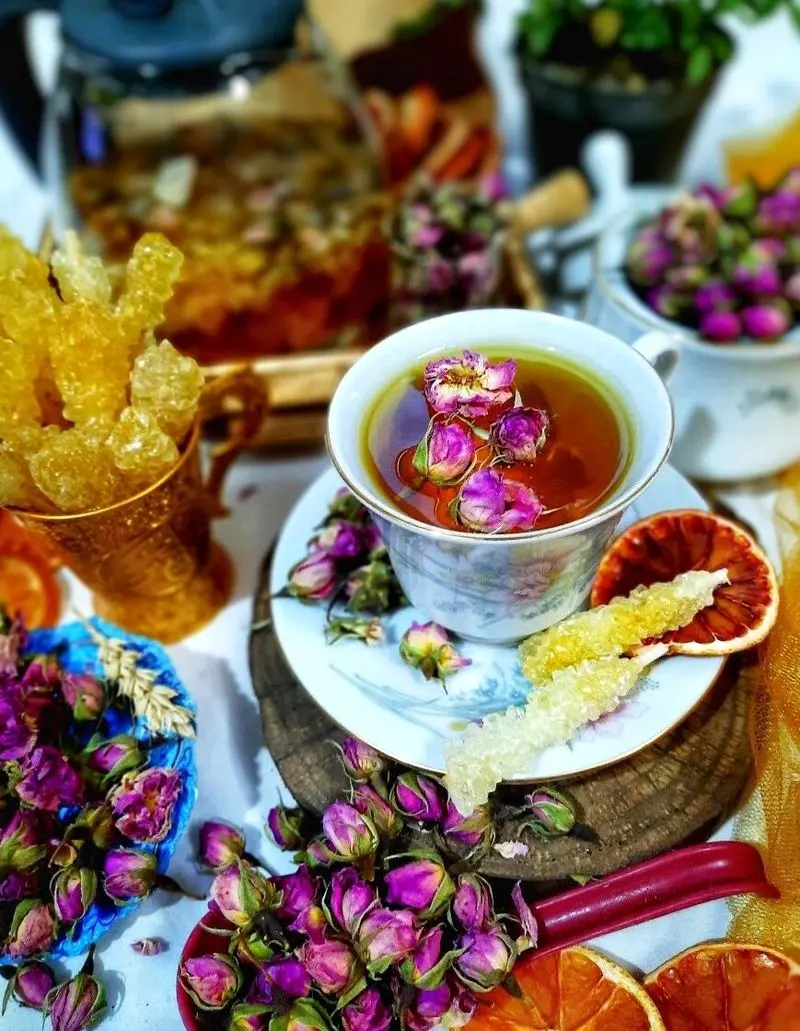 تازه‌عروس‌ها بخوانند: شیک‌ترین مدل دیزاین سفره یلدا + منوی کامل شام برای درخشیدن در اولین یلدای مشترک