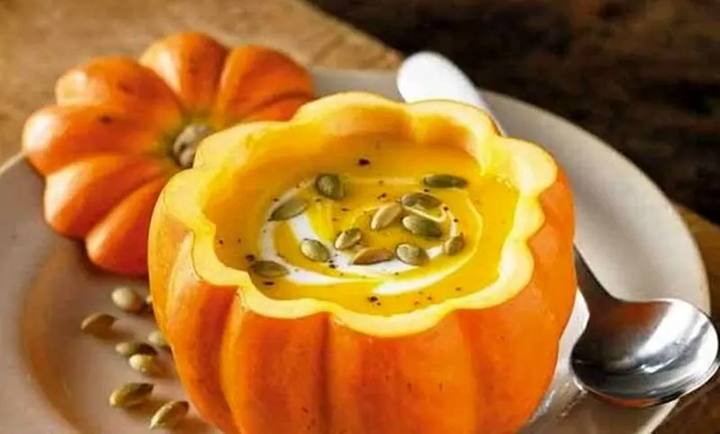 تازه‌عروس‌ها بخوانند: شیک‌ترین مدل دیزاین سفره یلدا + منوی کامل شام برای درخشیدن در اولین یلدای مشترک