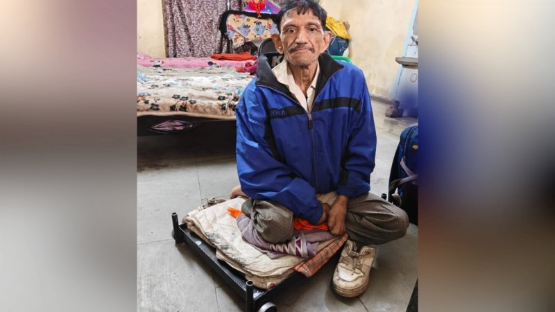 باور میکنی این گدا سه خانه و چند خودرو داشته باشد؟+عکس