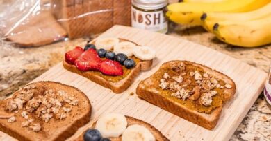 نان تست غلات کامل و کره آجیل