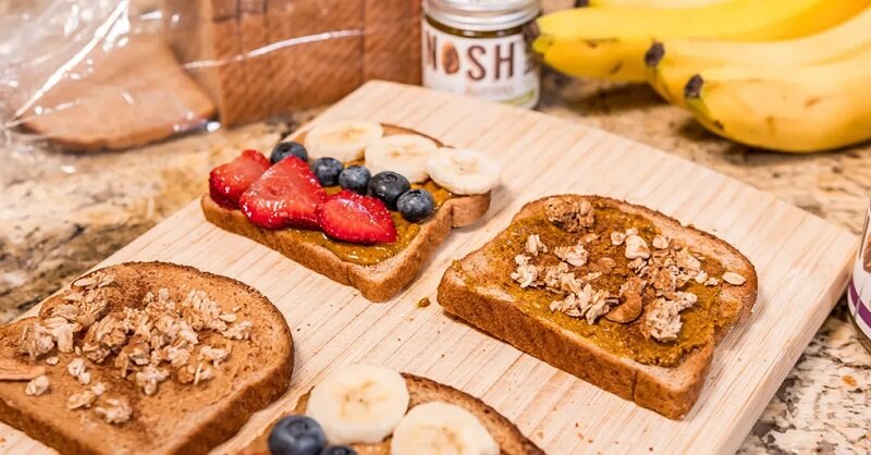 نان تست غلات کامل و کره آجیل