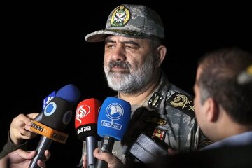 دریادار ایرانی: حضور ناوگان فرامنطقه‌ای در غرب‌آسیا غیرموجه است/ مردم ایران با قدرت بیشتری با آن‌ها مقابله خواهند کرد