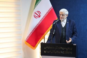 پاسخ عجیب عارف به چرایی عدم حضور وزیر ارشاد در خانه جشنواره: شاید با لباس مبدل آمده!