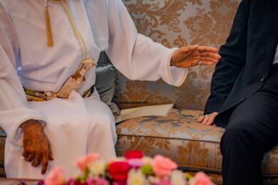 روایت یک عکس/ وزیر عمان به لاریجانی نامه و پیام تحویل داده است؟