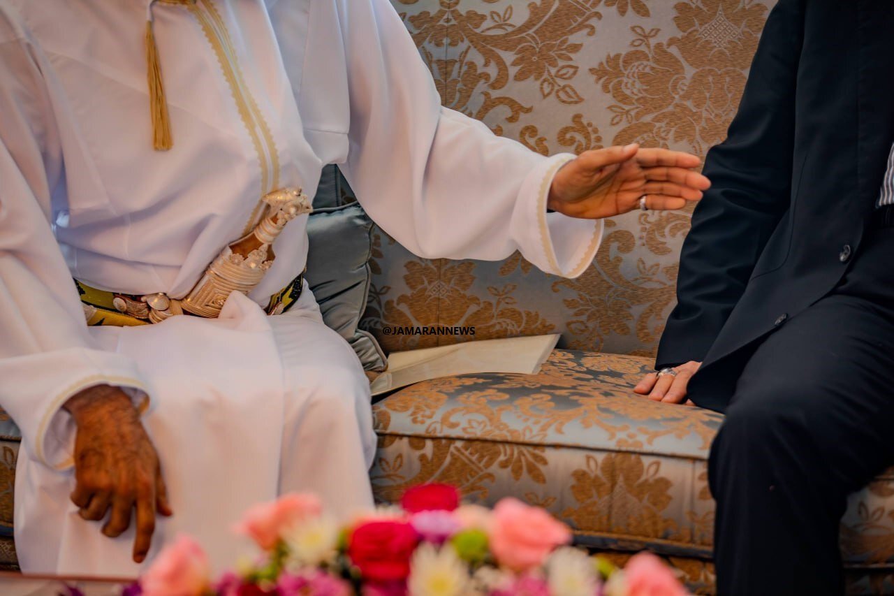 روایت یک عکس/ وزیر عمان به لاریجانی نامه و پیام تحویل داده است؟