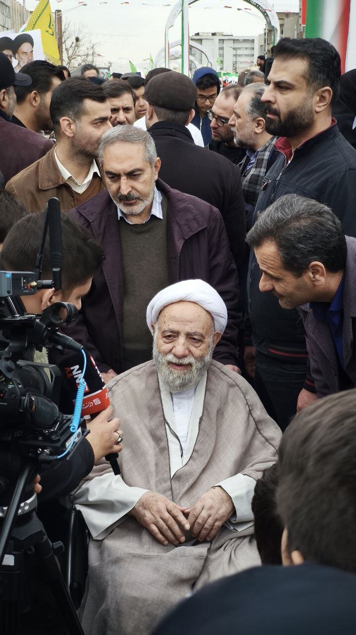 وضعیت خاص جسمانی حجتالاسلام قرائتی و حضور در راهپیمایی ۲۲ بهمن + تصویر