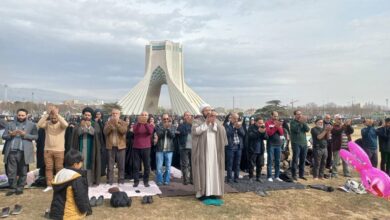 برگزاری نماز جماعت در میدان آزادی بعد از راهپیمایی 22 بهمن + عکس