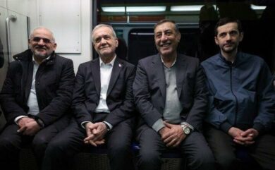 قائم پناه: همراه مردم و رئیس جمهور با مترو از راهپیمایی بازگشتیم/ معاون اجرای رییس دولت بین پزشکیان پدر و پسر در مترو + عکس