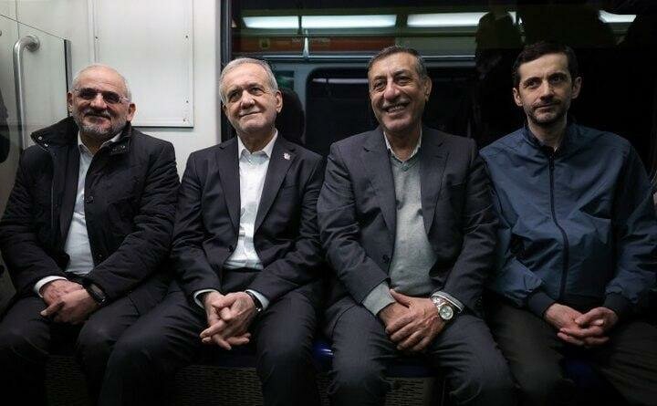 قائم پناه: همراه مردم و رئیس جمهور با مترو از راهپیمایی بازگشتیم/ معاون اجرای رییس دولت بین پزشکیان پدر و پسر در مترو + عکس